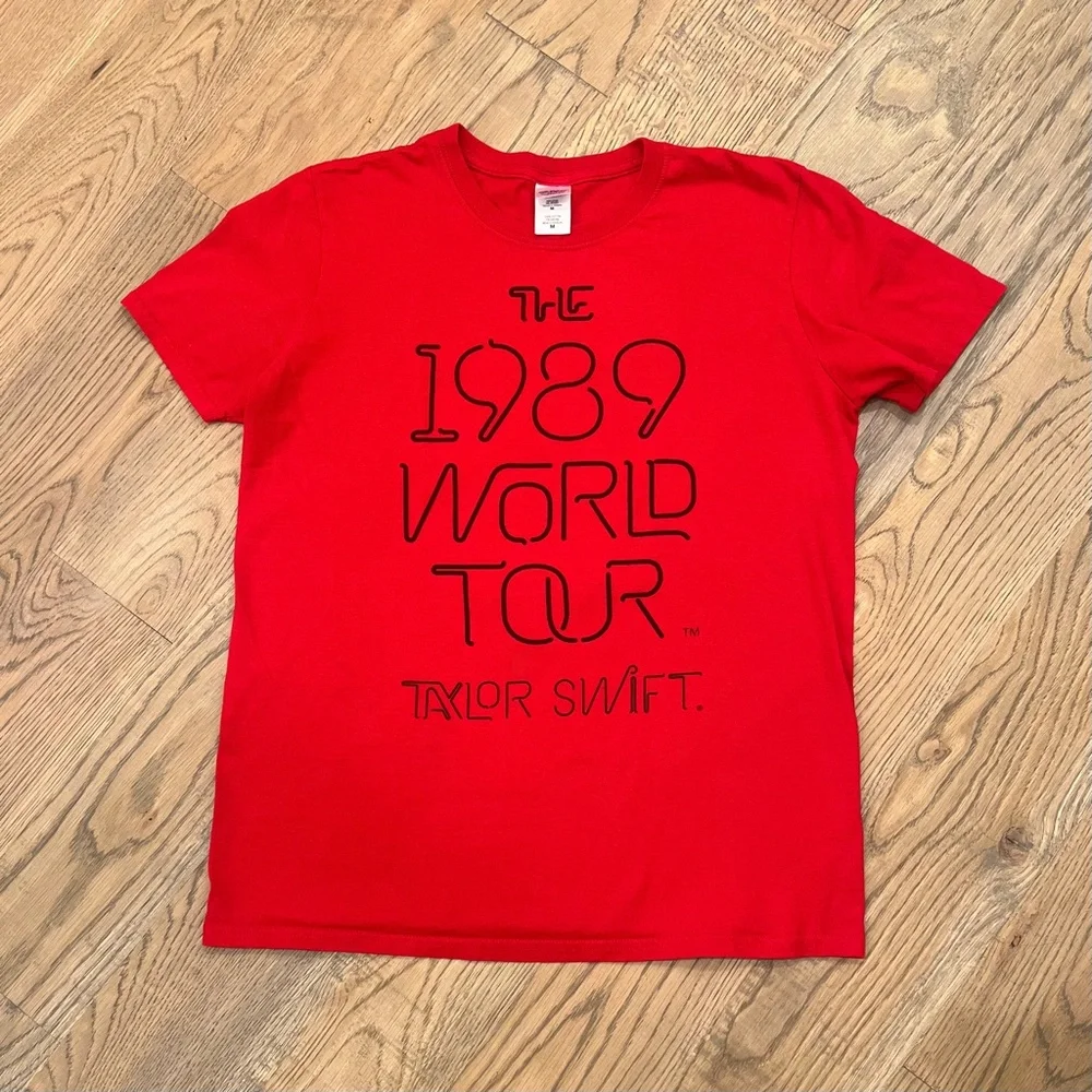 EUC. Taylor Swift™ Red Concert Tee | 1989 Tour T-Shirt | Swifty Merch | Medium - Picture 10 of 11